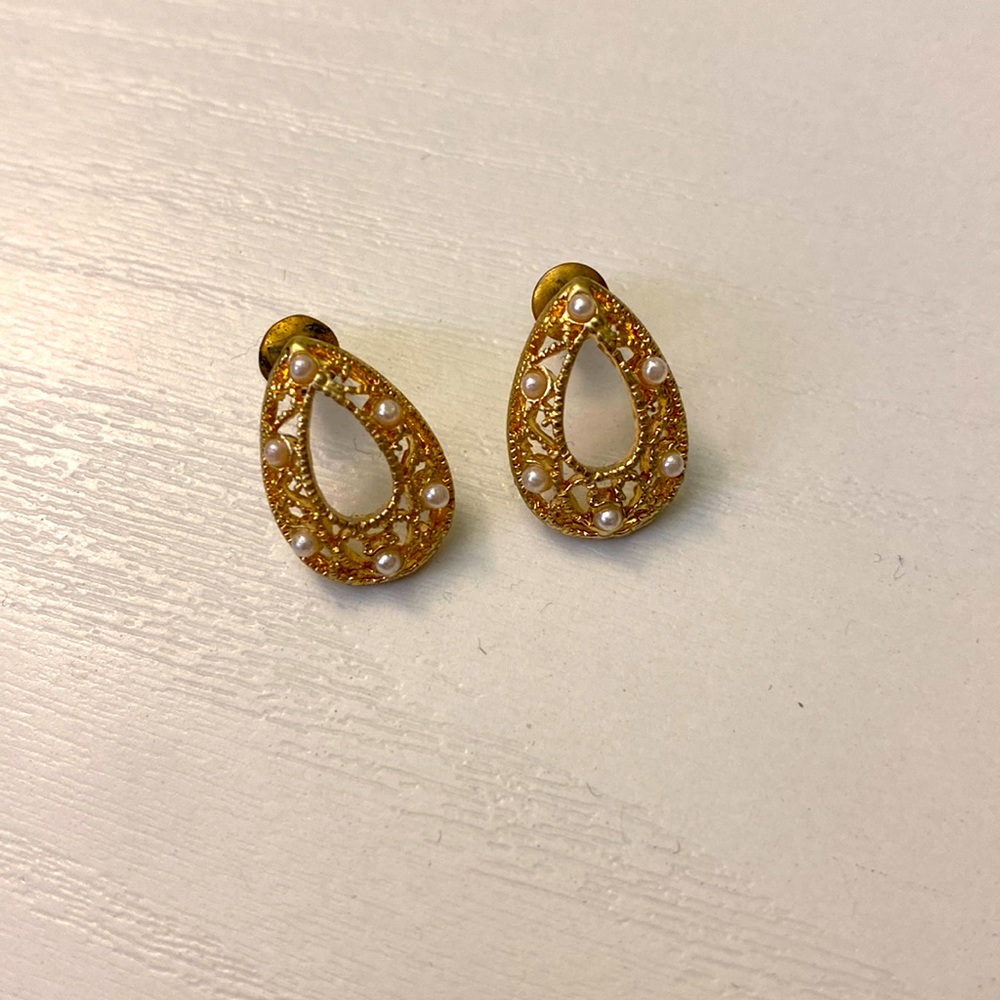 Gold teardrop pearl earrings